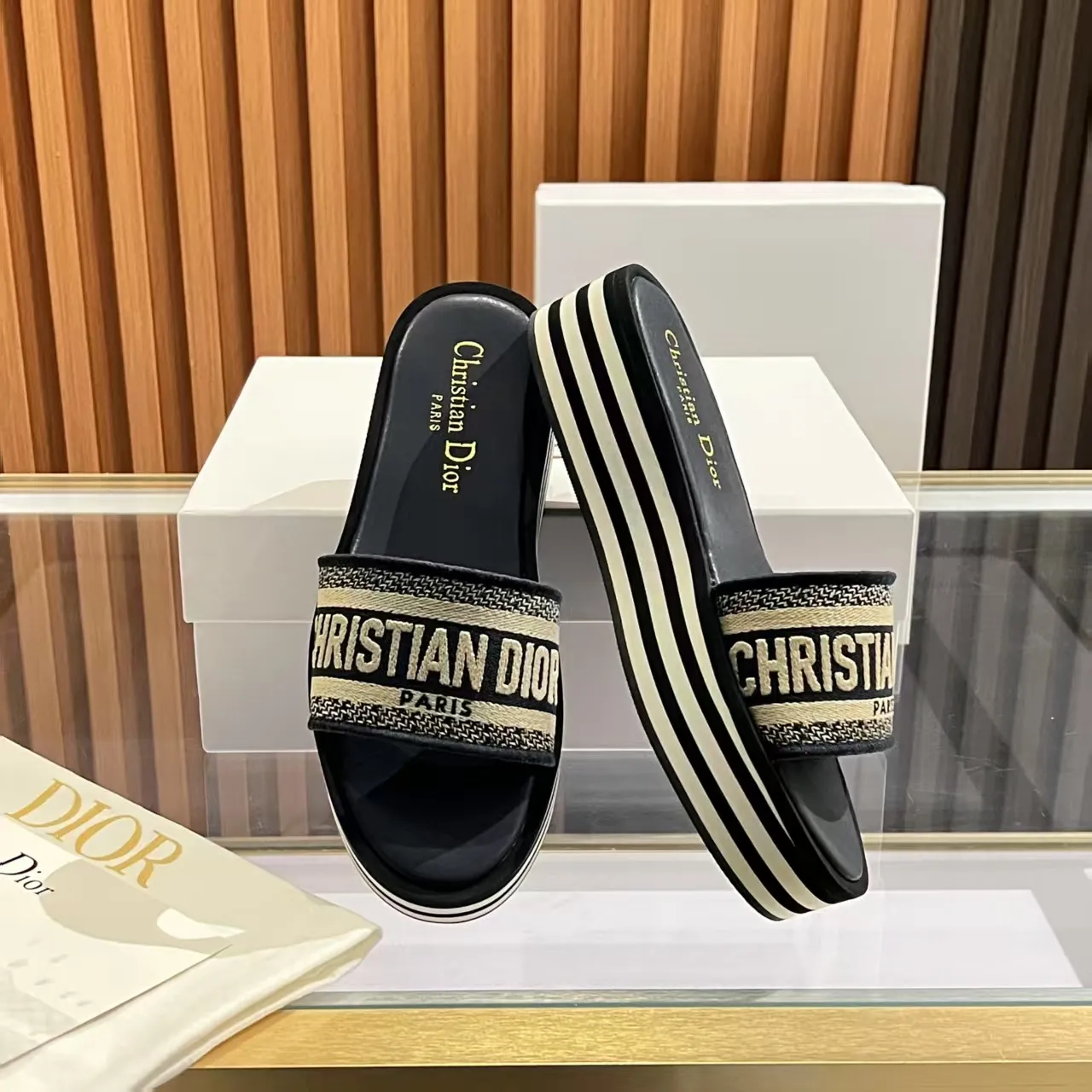 👟👟Ex-factory price 420👟👟 Dior's latest high-quality embroidered slippers - Hand-embroidered craftsmanship, time-consuming craftsmanship - Lambskin lining, breathable and soft - Non-slip rubber thick sole, lightweight cushioning - Sizes 35-40 (41 customized) ** Walk with ease, walking between art and life. ** Dior embroidered slippers - let pointe become a poetic extension of your taste and style.
